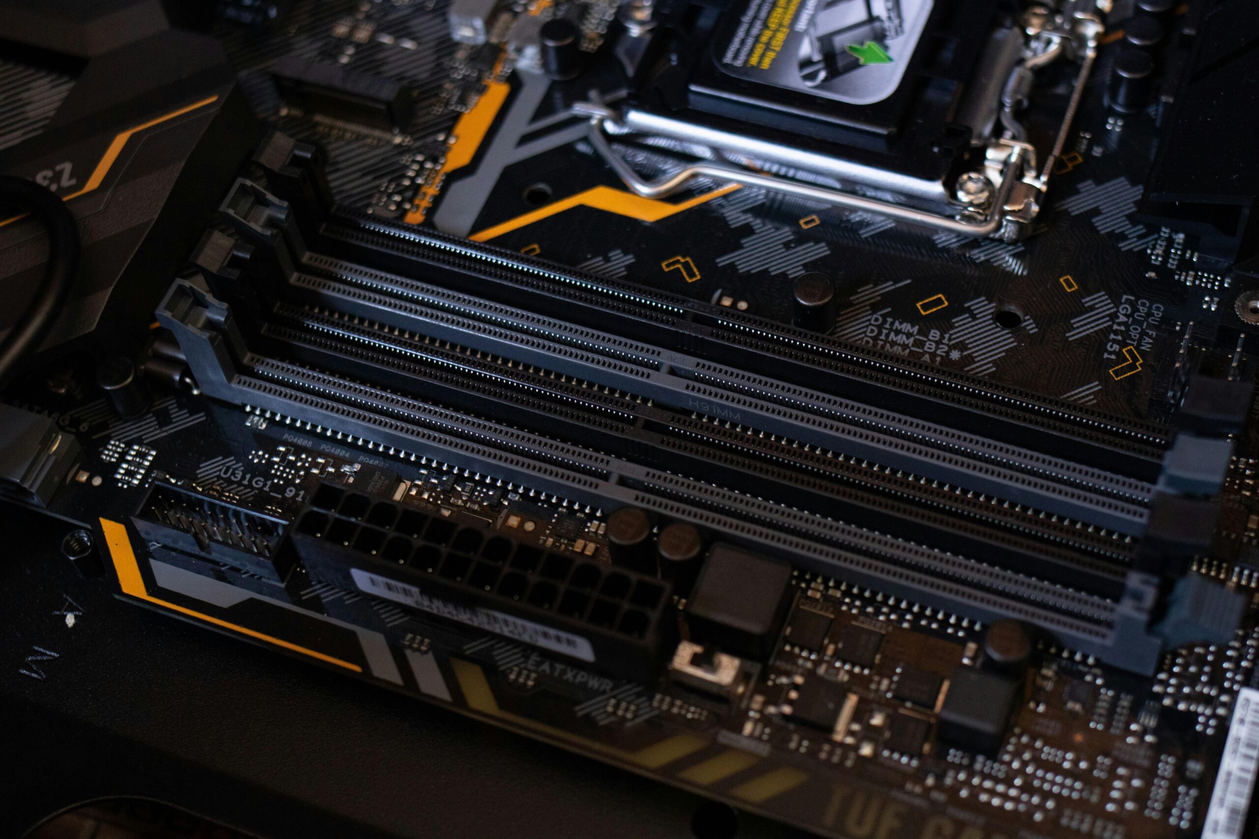 Wie kann man testen, ob Mainboard und Gehäuse zusammenpassen?