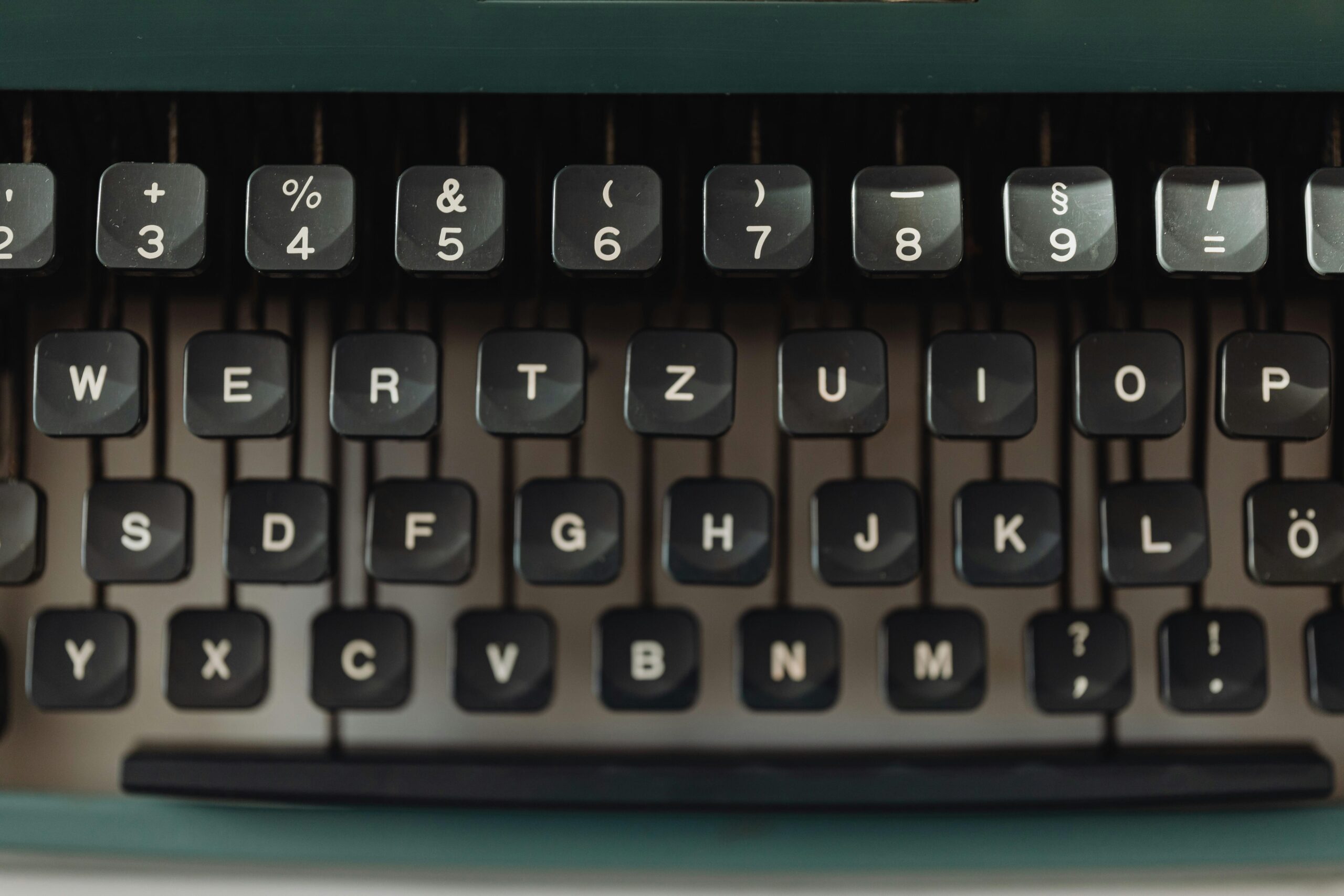 Wo finde ich die eckige Klammer bei Windows auf der Tastatur?
