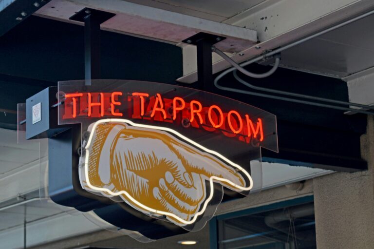 Was ist ein Nasenschild? Traditionelles Werbeschild - Erklärung