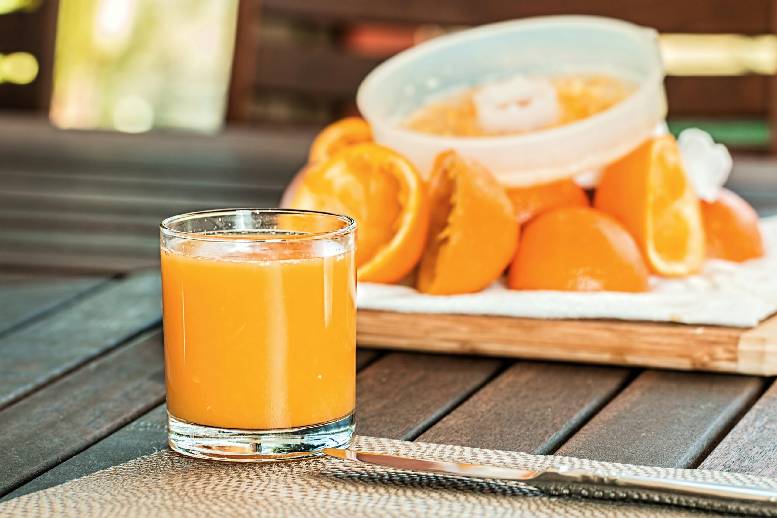 Wie entferne ich Fruchtfleisch aus Orangensaft ohne Sieb?