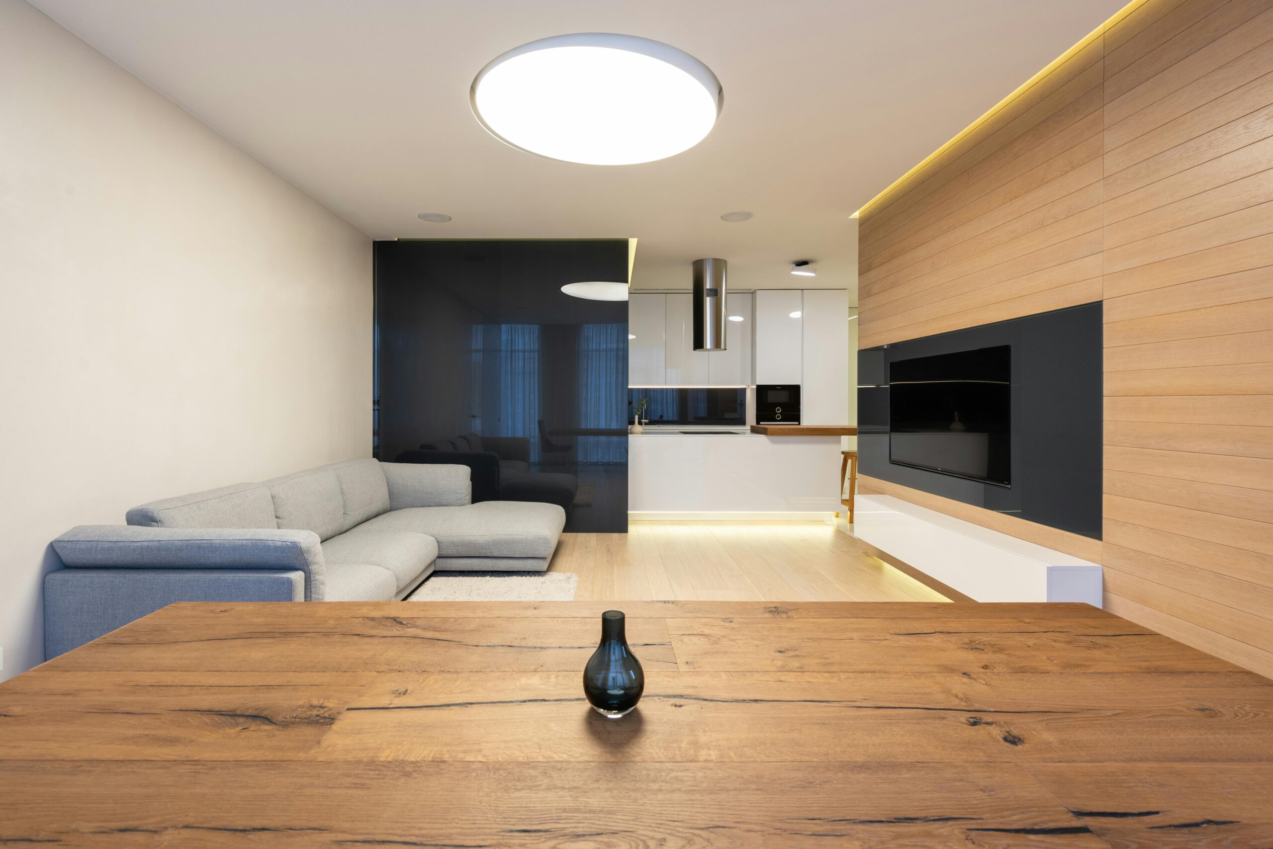 Wie installiere ich eine Philips Hue Ambiance Deckenleuchte in meinem Wohnzimmer?