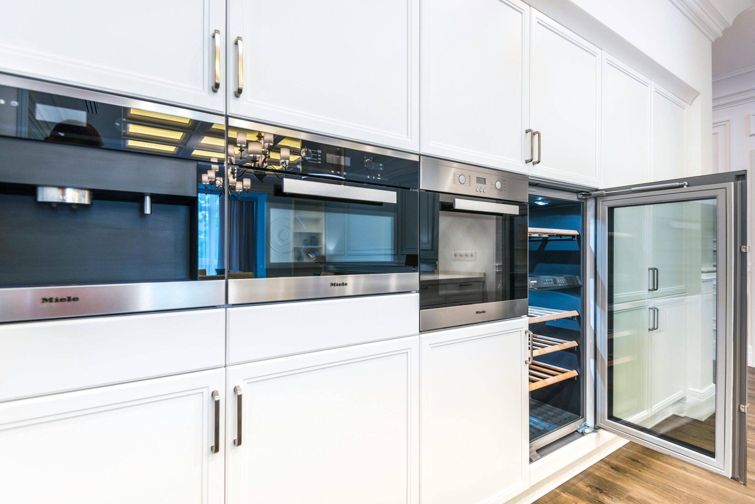 Wie stelle ich den Timer an meinem Bosch HBG675BS1 Einbaubackofen ein?