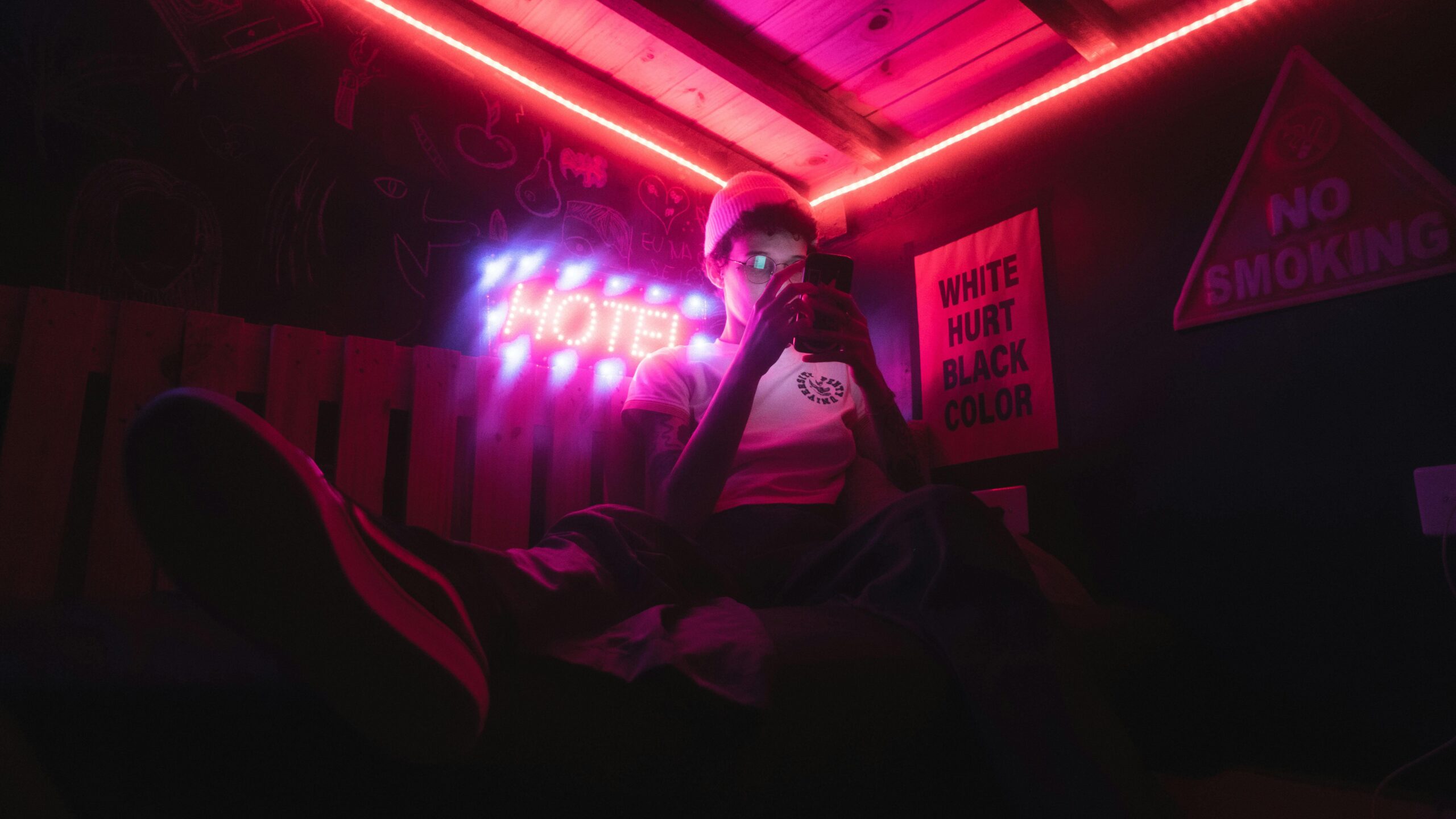 Wie richte ich eine smarte Beleuchtung mit Nanoleaf Light Panels in meinem Schlafzimmer ein?