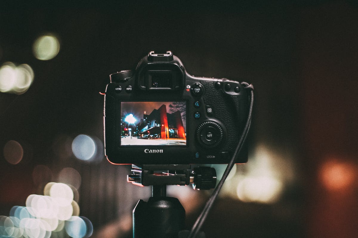 Welche Einstellungen sind ideal für die Fotografie mit meiner Canon EOS R5 bei schwachem Licht