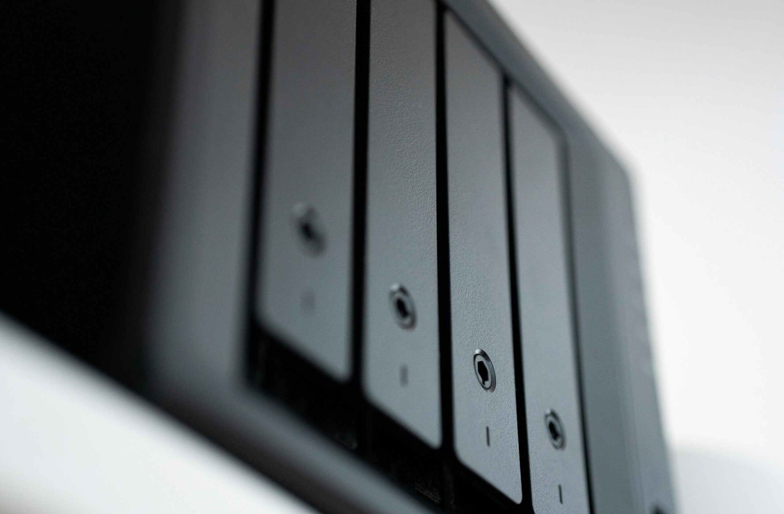 Wie setze ich meine Synology DS220+ NAS auf Werkseinstellungen zurück?