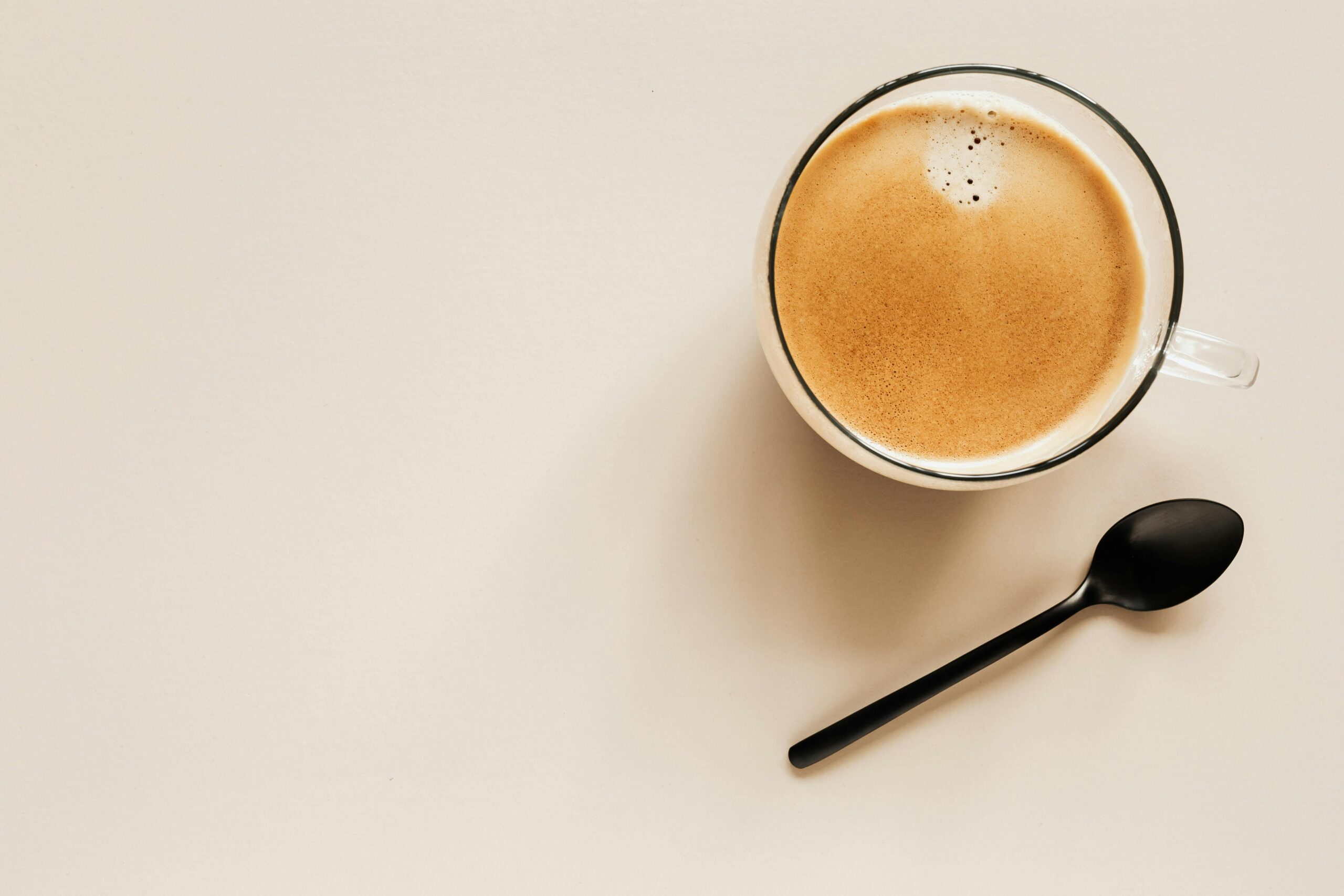 Wie reinige ich den Auffangbehälter meiner Miele CM 6350 Kaffeevollautomat?