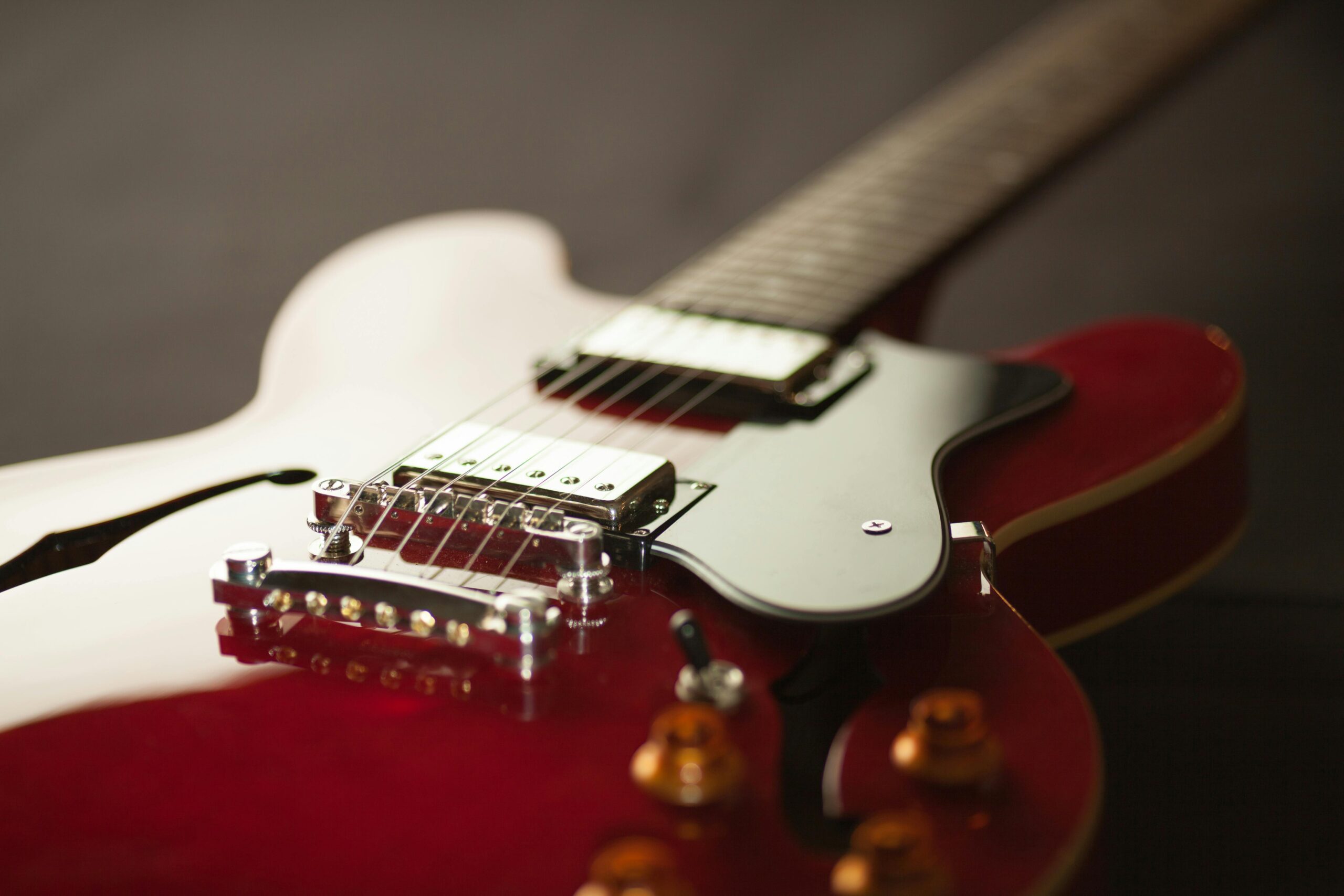 Wie stelle ich die Saitenlage meiner Fender Stratocaster E-Gitarre ein?
