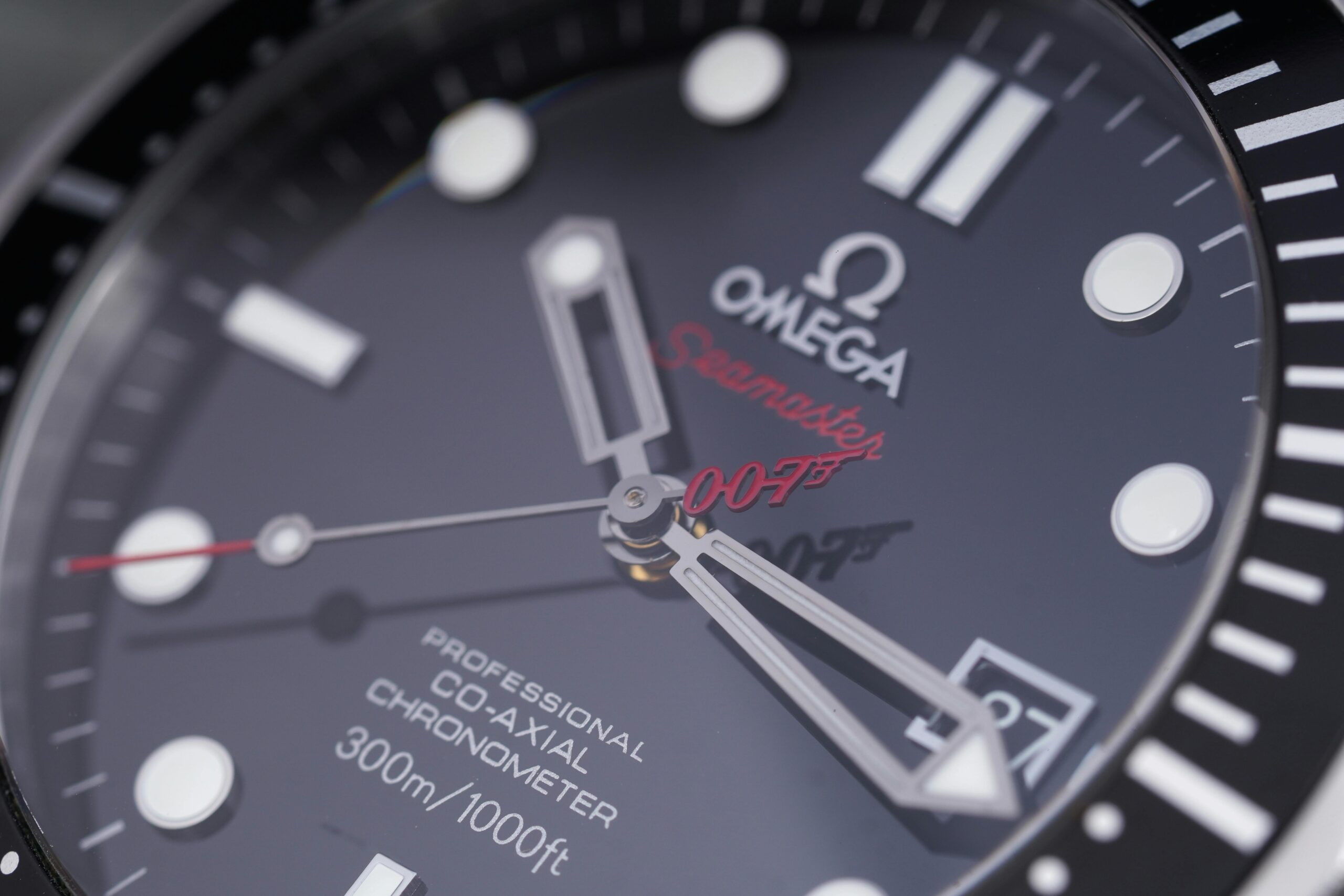 Wie entferne ich Kratzer von meiner Omega Seamaster Armbanduhr?
