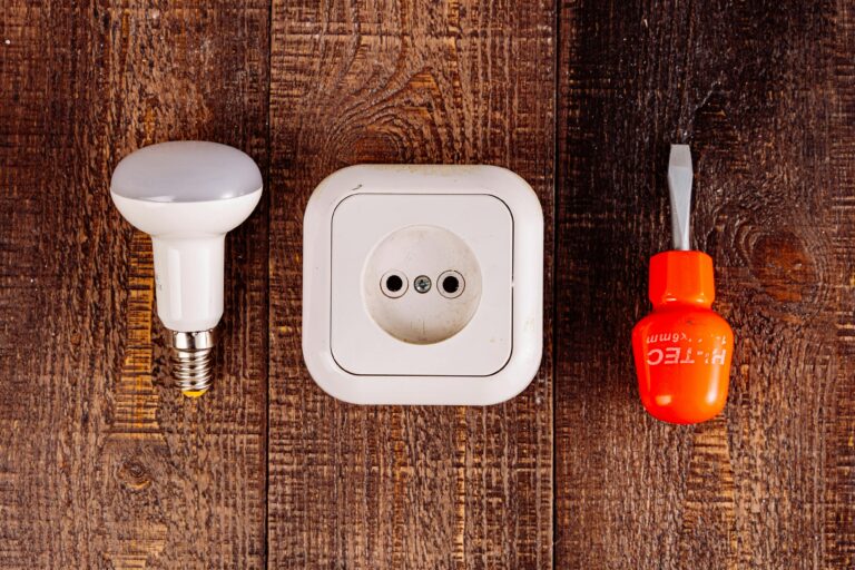 Wie kann ich eine defekte Steckdose sicher austauschen?