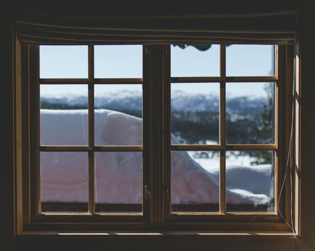 Welche Maßnahmen verhindern Zugluft bei alten Fensterrahmen?