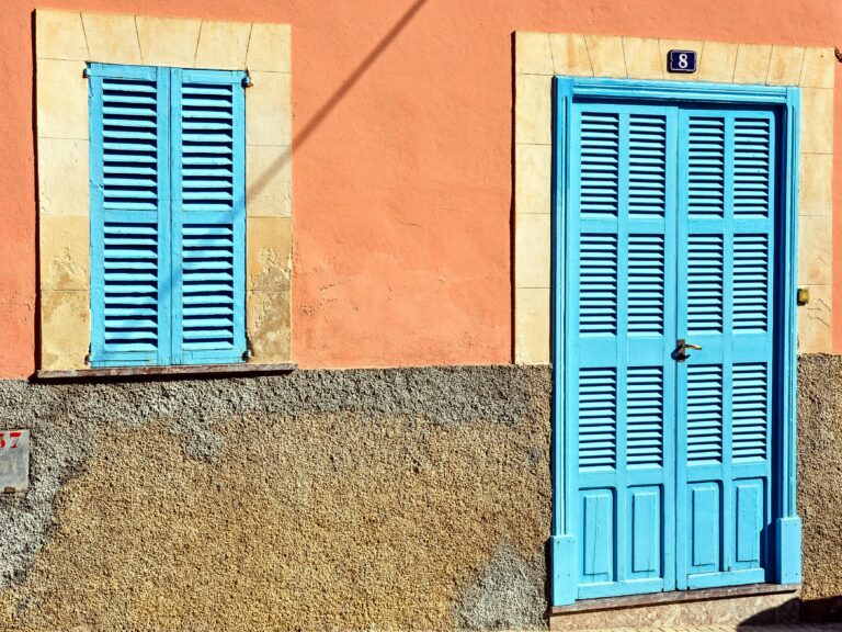Warum schließt meine Tür nicht mehr richtig, obwohl die Scharniere fest sind?