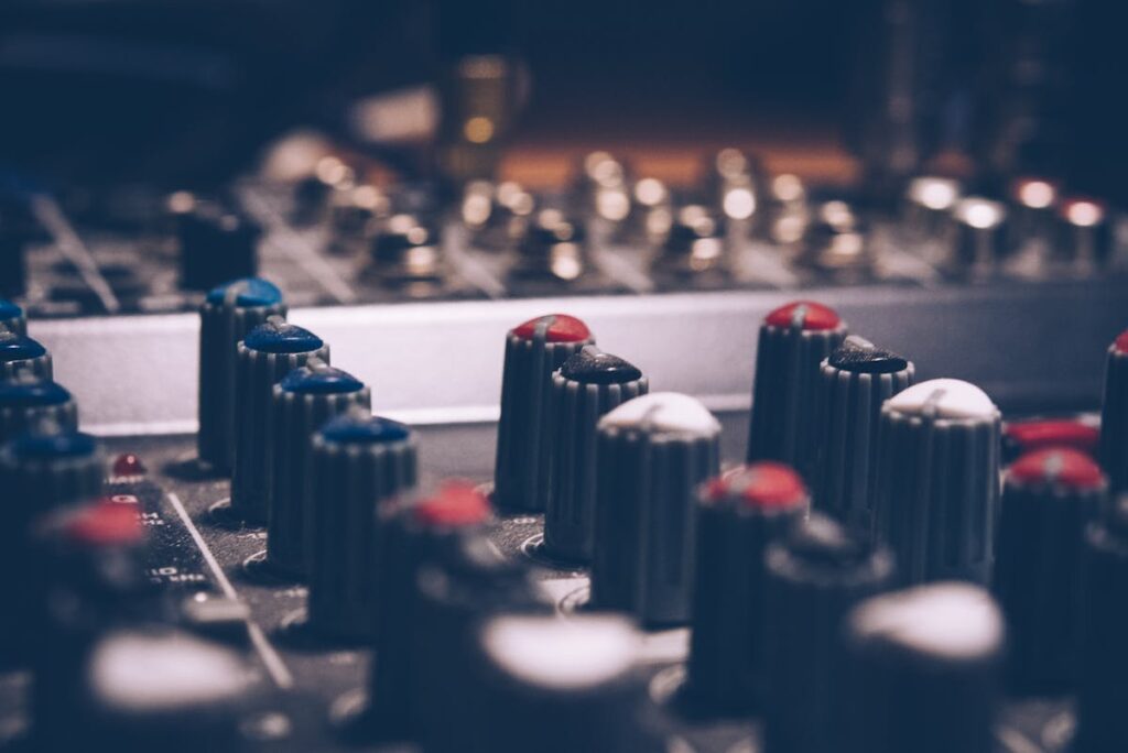 Welche Maßnahmen helfen, wenn mein Cambridge Audio CXA81 Verstärker überhitzt