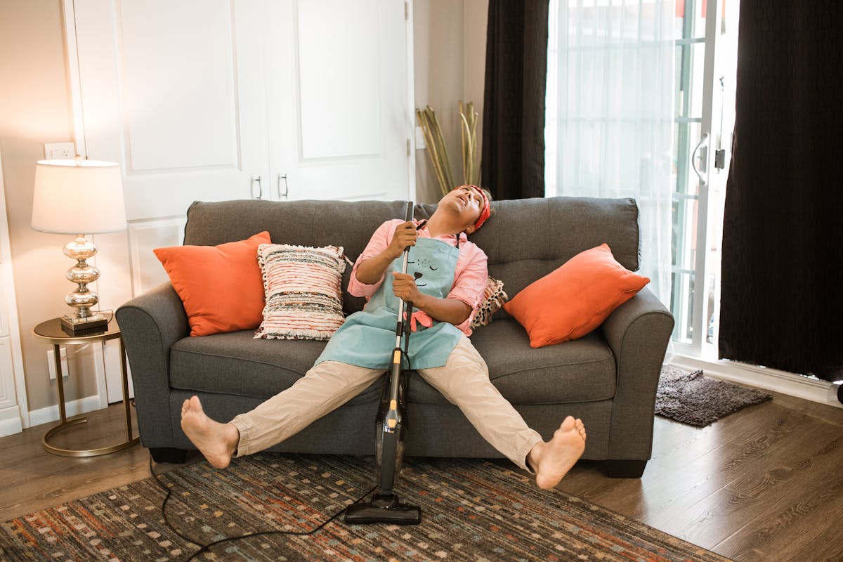 Warum funktioniert das Display meines AEG QX9-1-ANIM Akkustaubsauger nicht?